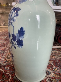 Vier Chinese blauw-witte celadon en famille rose vazen met vogels tussen bloesemtakken en herten, 19de/20ste eeuw