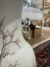 Drie Chinese famille verte borden met paleissc&egrave;nes en een famille rose vaas met dames in een paleistuin, 19de/20ste eeuw
