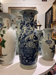 Vier Chinese blauw-witte celadon vazen met vogels tussen bloesemtakken, 19de/20ste eeuw