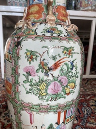 Een paar Chinese Kanton famille rose vazen met paleissc&egrave;nes en floraal decor, 19de eeuw