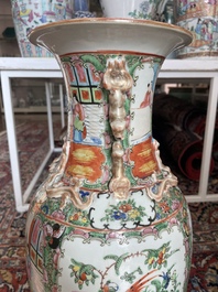 Een paar Chinese Kanton famille rose vazen met paleissc&egrave;nes en floraal decor, 19de eeuw