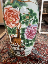 Vier Chinese blauw-witte celadon en famille rose vazen met vogels tussen bloesemtakken en herten, 19de/20ste eeuw