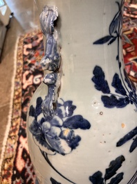 Vier Chinese blauw-witte celadon vazen met vogels tussen bloesemtakken, 19de/20ste eeuw