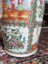 Een paar Chinese Kanton famille rose vazen met paleissc&egrave;nes en floraal decor, 19de eeuw