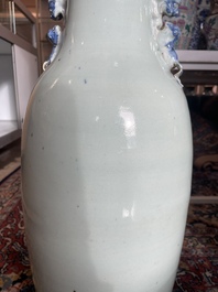 Vier Chinese blauw-witte celadon en famille rose vazen met vogels tussen bloesemtakken en herten, 19de/20ste eeuw