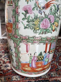 Een paar Chinese Kanton famille rose vazen met paleissc&egrave;nes en floraal decor, 19de eeuw