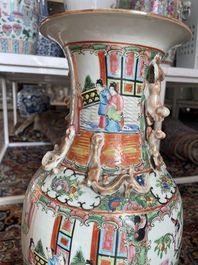 Een paar Chinese Kanton famille rose vazen met paleissc&egrave;nes en floraal decor, 19de eeuw