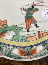 Drie Chinese famille verte borden met paleissc&egrave;nes en een famille rose vaas met dames in een paleistuin, 19de/20ste eeuw