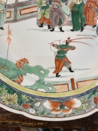Drie Chinese famille verte borden met paleissc&egrave;nes en een famille rose vaas met dames in een paleistuin, 19de/20ste eeuw