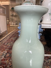 Vier Chinese blauw-witte celadon en famille rose vazen met vogels tussen bloesemtakken en herten, 19de/20ste eeuw