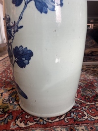 Vier Chinese blauw-witte celadon en famille rose vazen met vogels tussen bloesemtakken en herten, 19de/20ste eeuw