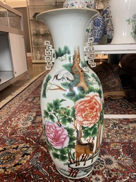 Vier Chinese blauw-witte celadon en famille rose vazen met vogels tussen bloesemtakken en herten, 19de/20ste eeuw