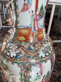 Een paar Chinese Kanton famille rose vazen met paleissc&egrave;nes en floraal decor, 19de eeuw