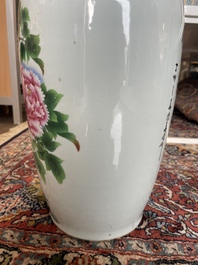 Vier Chinese blauw-witte celadon en famille rose vazen met vogels tussen bloesemtakken en herten, 19de/20ste eeuw