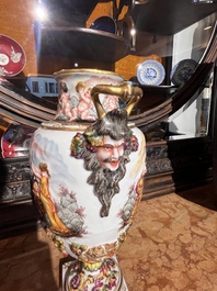 Paire de vases couverts en porcelaine polychrome et dor&eacute;e de Capodimonte &agrave; d&eacute;cor en relief apr&egrave;s les antiques, Italie, fin du 19&egrave;me si&egrave;cle