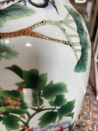 Vier Chinese blauw-witte celadon en famille rose vazen met vogels tussen bloesemtakken en herten, 19de/20ste eeuw