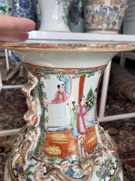 Een paar Chinese Kanton famille rose vazen met paleissc&egrave;nes en floraal decor, 19de eeuw