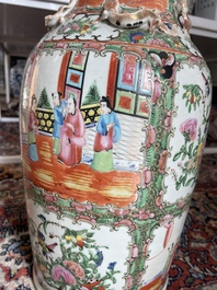 Een paar Chinese Kanton famille rose vazen met paleissc&egrave;nes en floraal decor, 19de eeuw