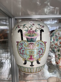 Collection vari&eacute;e en porcelaine de Chine bleu, blanc et famille rose, Qianlong et post&eacute;rieur