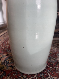 Vier Chinese blauw-witte celadon en famille rose vazen met vogels tussen bloesemtakken en herten, 19de/20ste eeuw