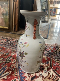 Zes Chinese famille rose en qianjiang cai vazen met floraal en figuratief decor, 19de/20ste eeuw