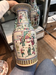 Paire de vases &agrave; d&eacute;cor de sc&egrave;nes de palais et trois assiettes &agrave; d&eacute;cor floral en porcelaine de Chine famille rose, Qianlong et post&eacute;rieur