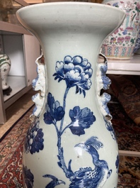 Vier Chinese blauw-witte celadon en famille rose vazen met vogels tussen bloesemtakken en herten, 19de/20ste eeuw