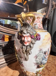Paire de vases couverts en porcelaine polychrome et dor&eacute;e de Capodimonte &agrave; d&eacute;cor en relief apr&egrave;s les antiques, Italie, fin du 19&egrave;me si&egrave;cle