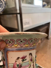 Paire de vases &agrave; d&eacute;cor de sc&egrave;nes de palais et trois assiettes &agrave; d&eacute;cor floral en porcelaine de Chine famille rose, Qianlong et post&eacute;rieur