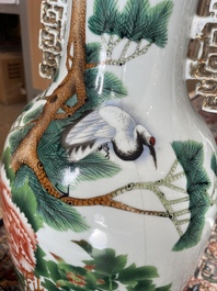 Vier Chinese blauw-witte celadon en famille rose vazen met vogels tussen bloesemtakken en herten, 19de/20ste eeuw