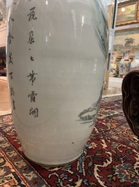 Drie Chinese famille verte borden met paleissc&egrave;nes en een famille rose vaas met dames in een paleistuin, 19de/20ste eeuw