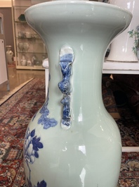 Vier Chinese blauw-witte celadon en famille rose vazen met vogels tussen bloesemtakken en herten, 19de/20ste eeuw