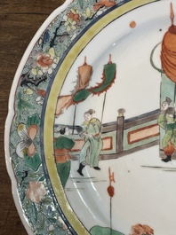 Drie Chinese famille verte borden met paleissc&egrave;nes en een famille rose vaas met dames in een paleistuin, 19de/20ste eeuw