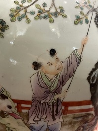 Zes Chinese famille rose en qianjiang cai vazen met floraal en figuratief decor, 19de/20ste eeuw