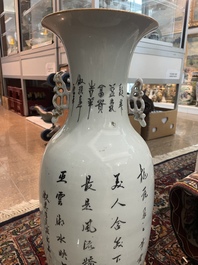 Drie Chinese famille verte borden met paleissc&egrave;nes en een famille rose vaas met dames in een paleistuin, 19de/20ste eeuw