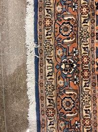 Een Perzisch Varamin tapijt met floraal decor, wol op katoen, 20ste eeuw