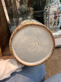 Paire de vases &agrave; d&eacute;cor de sc&egrave;nes de palais et trois assiettes &agrave; d&eacute;cor floral en porcelaine de Chine famille rose, Qianlong et post&eacute;rieur