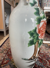 Vier Chinese blauw-witte celadon en famille rose vazen met vogels tussen bloesemtakken en herten, 19de/20ste eeuw