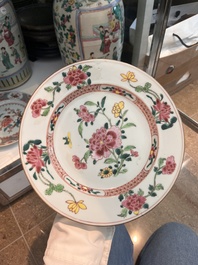 Paire de vases &agrave; d&eacute;cor de sc&egrave;nes de palais et trois assiettes &agrave; d&eacute;cor floral en porcelaine de Chine famille rose, Qianlong et post&eacute;rieur