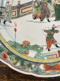 Drie Chinese famille verte borden met paleissc&egrave;nes en een famille rose vaas met dames in een paleistuin, 19de/20ste eeuw