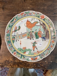Drie Chinese famille verte borden met paleissc&egrave;nes en een famille rose vaas met dames in een paleistuin, 19de/20ste eeuw