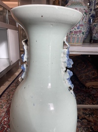 Vier Chinese blauw-witte celadon en famille rose vazen met vogels tussen bloesemtakken en herten, 19de/20ste eeuw