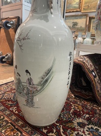 Drie Chinese famille verte borden met paleissc&egrave;nes en een famille rose vaas met dames in een paleistuin, 19de/20ste eeuw