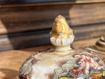 Paire de vases couverts en porcelaine polychrome et dor&eacute;e de Capodimonte &agrave; d&eacute;cor en relief apr&egrave;s les antiques, Italie, fin du 19&egrave;me si&egrave;cle