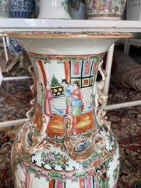 Een paar Chinese Kanton famille rose vazen met paleissc&egrave;nes en floraal decor, 19de eeuw