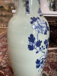 Vier Chinese blauw-witte celadon en famille rose vazen met vogels tussen bloesemtakken en herten, 19de/20ste eeuw