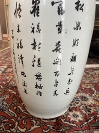 Vier Chinese blauw-witte celadon en famille rose vazen met vogels tussen bloesemtakken en herten, 19de/20ste eeuw