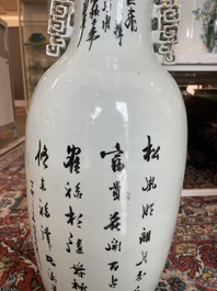 Vier Chinese blauw-witte celadon en famille rose vazen met vogels tussen bloesemtakken en herten, 19de/20ste eeuw