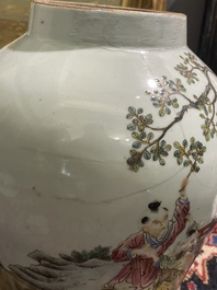 Zes Chinese famille rose en qianjiang cai vazen met floraal en figuratief decor, 19de/20ste eeuw