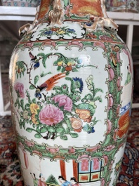Een paar Chinese Kanton famille rose vazen met paleissc&egrave;nes en floraal decor, 19de eeuw
